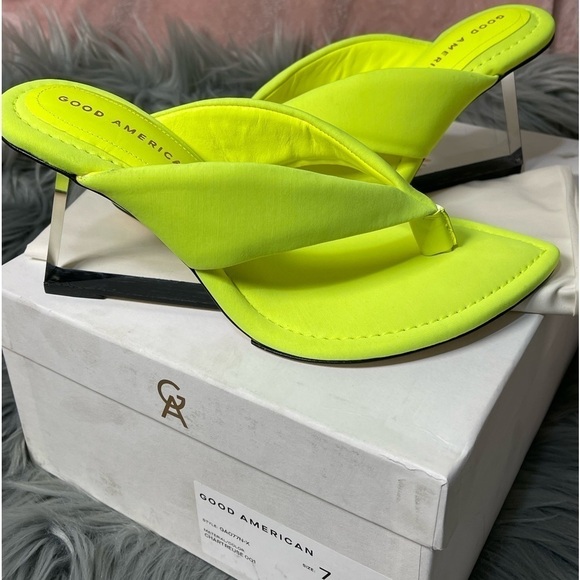 Good American Clear Wedge Thong Sandals in Chartreuse size 7 - Picture 6 of 16